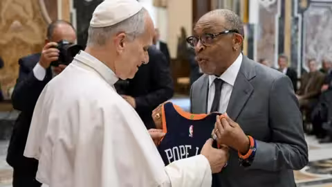Spike Lee a remis au pape originaire de Chicago un maillot personnalisé des New York Knicks, sur lequel figure le pape Leo.