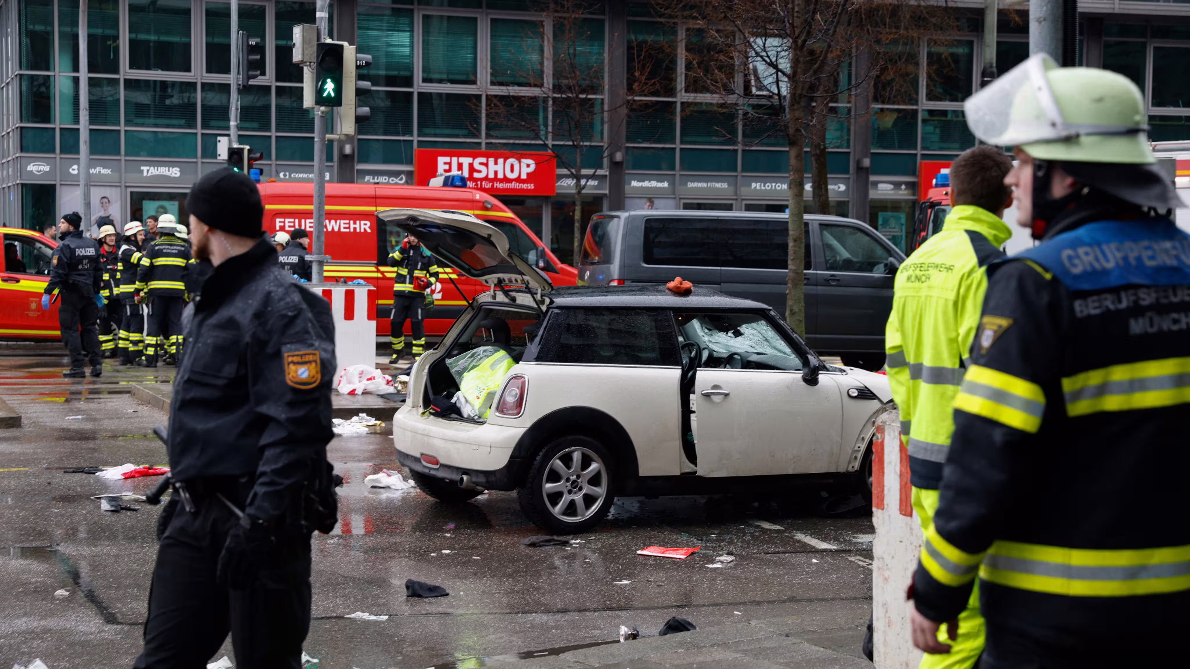 Plusieurs tués après qu'un bus percute un arrêt à Stockholm