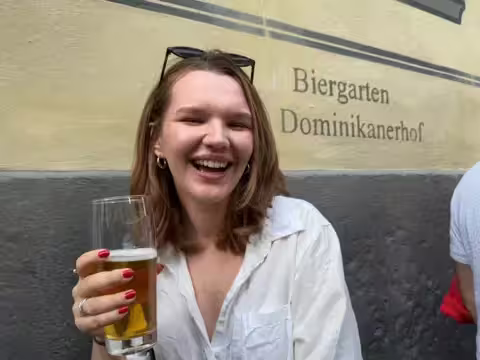 Magdalena, étudiante, pense que les personnes de son âge boivent moins régulièrement que les générations précédentes, mais apprécient toujours une bière.