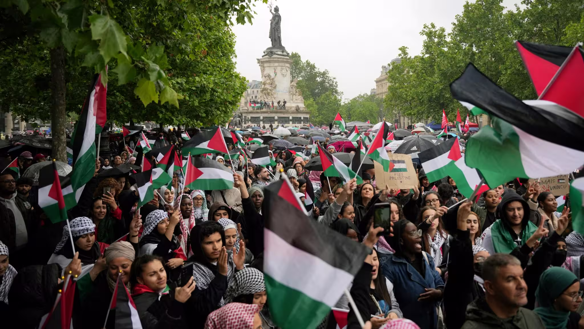 «Leçon donnée au monde» ou «honte»: l'arrêt forcé divise