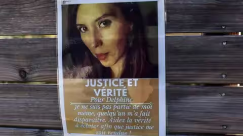 Un poster de Delphine Jubillar affiché sur un mur quelque temps après sa mort