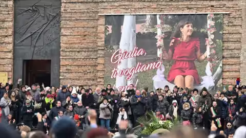 Des milliers de personnes se sont rassemblées devant l'église où ont eu lieu les funérailles de Giulia Cecchettin pour lui rendre hommage.