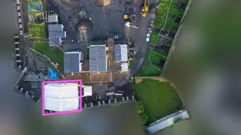 Les fouilles sous la tente sont effectuées à la machine et à la main.