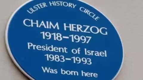 En 2014, une plaque bleue marquant le lieu de naissance de Chaim Herzog dans le nord de Belfast a été enlevée.