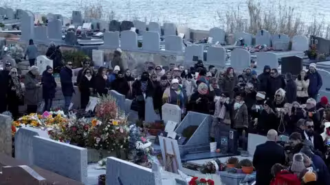 Les personnes en deuil se sont recueillies dans un cimetière situé à flanc de colline et surplombant la Méditerranée.