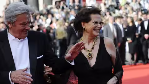 Cardinale (à droite) au Festival de Cannes 2010, avec l'acteur français Alain Delon (à gauche)