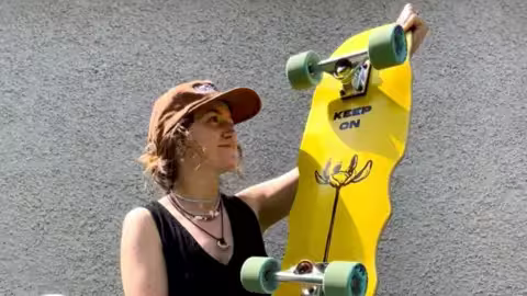 Becky Gilmour fait du skateboard sur toute la Wild Atlantic Way