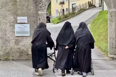 Le prévôt Markus Grasl déclare que les chambres du couvent ne sont plus utilisables et que la décision des religieuses de revenir est incompréhensible.