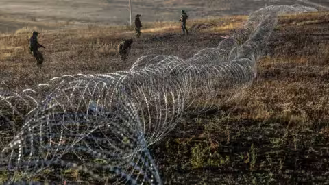 L'armée ukrainienne le long de la ligne de front près de Chasiv Yar à Donetsk