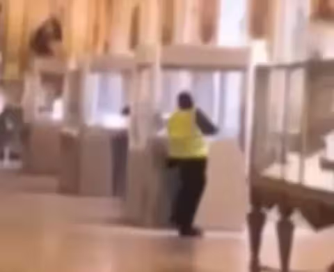 Les voleurs portaient des vêtements de travail et des vestes haute-visibilité lorsqu'ils ont fait irruption dans le musée.