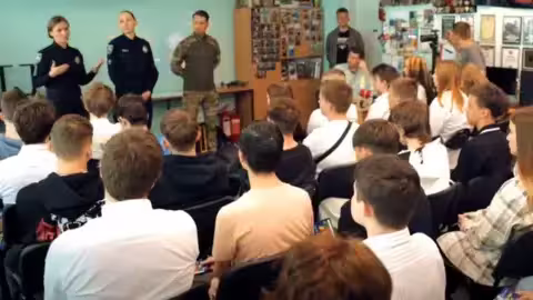 Des officiers du SBU visitent une école de Kiev pour mettre en garde les adolescents contre la tentation de devenir des saboteurs