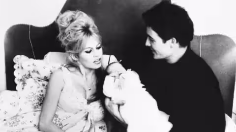 Bardot, Jacques Charrier et leur fils Nicolas, âgé de trois jours, en 1960