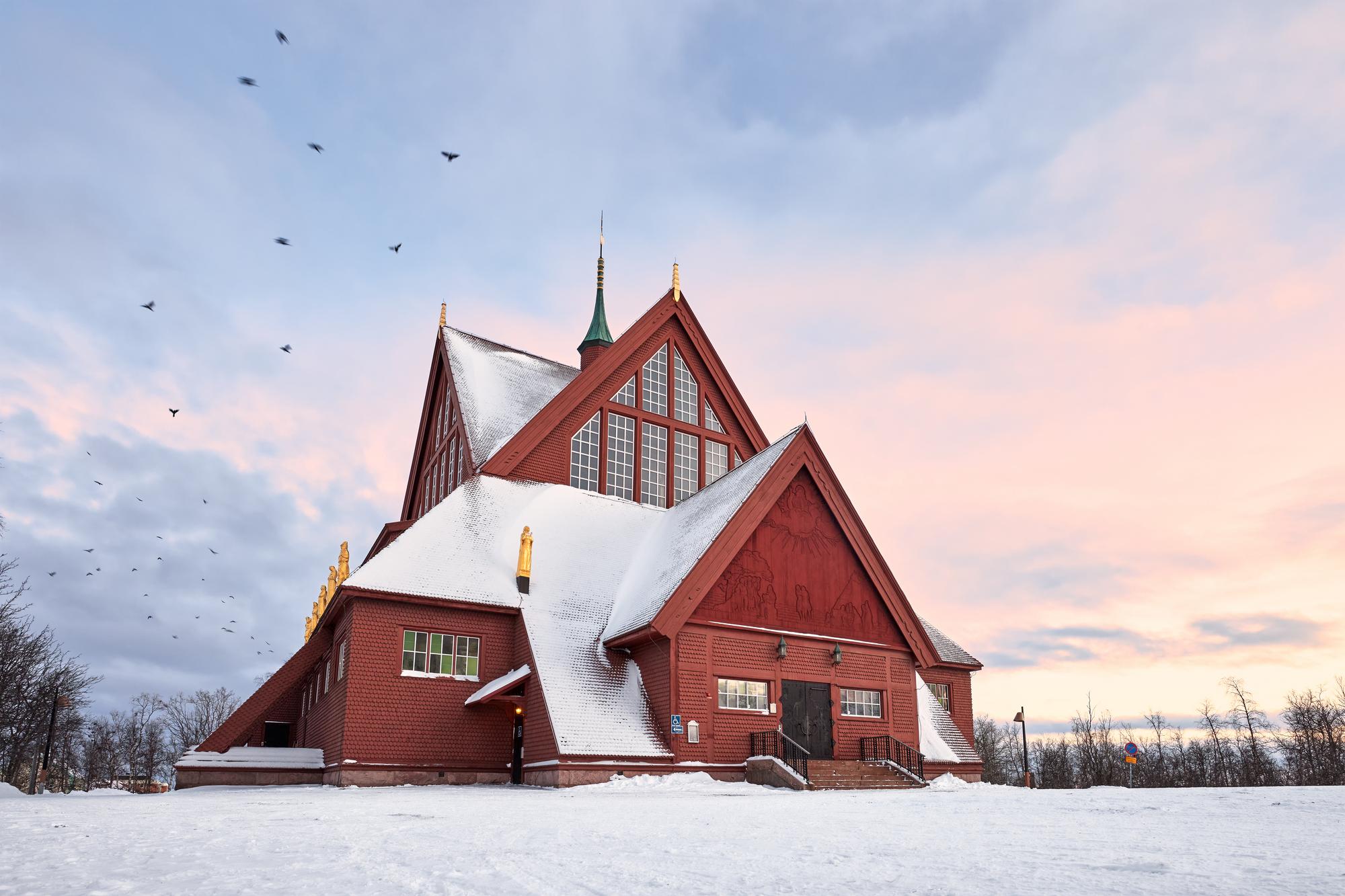Déménagement spectaculaire d'une église historique en Suède