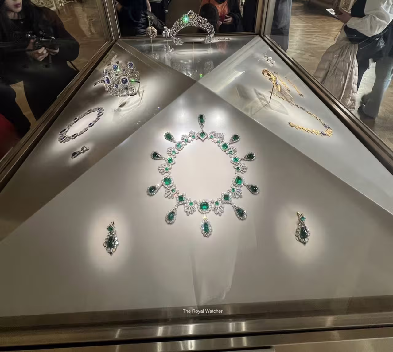 Louvre transfers jewels to Banque de France vault after theft