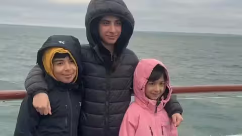 Sara (à droite) avec son frère Hussam et sa sœur Rahaf