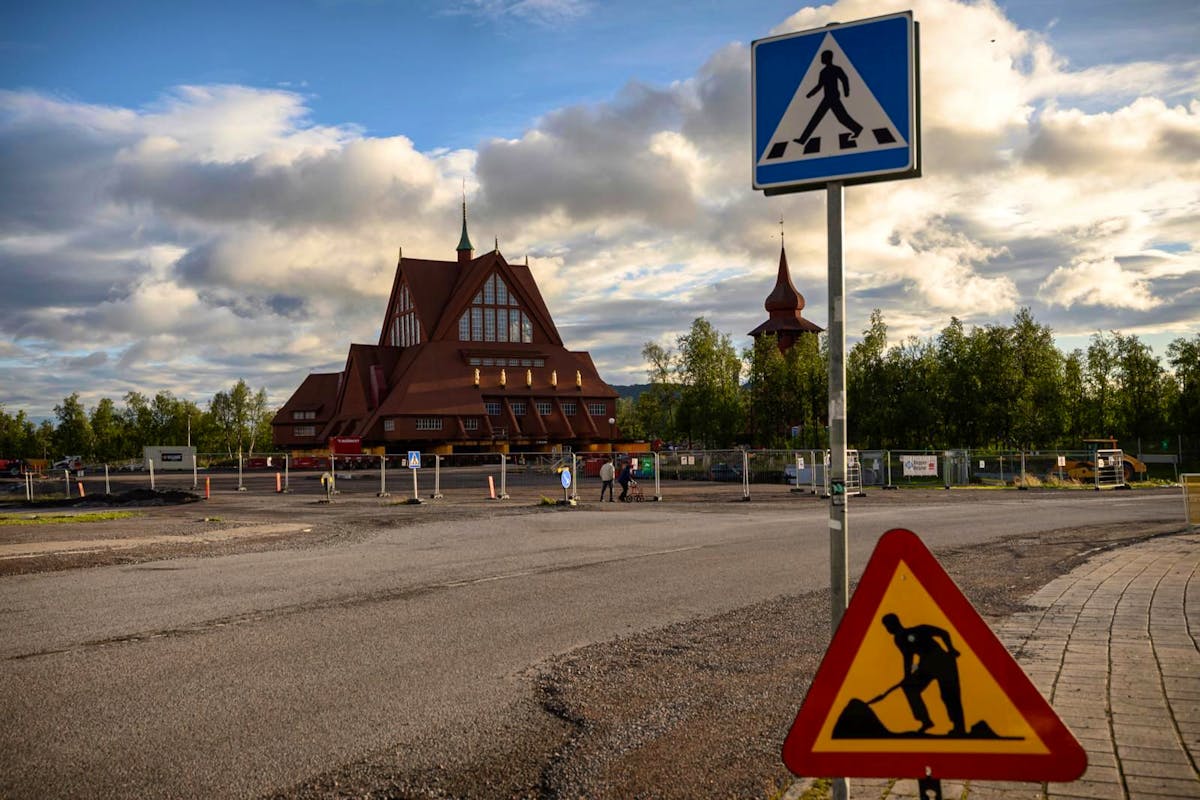Ce n'est pas un bâtiment ordinaire, mais une église, a-t-il souligné. Le sol autour de l'église a été excavé pour installer des poutres et la soulever sur deux files de remorques. Lors du départ, dans une ambiance festive organisée par la ville et l'entreprise, l'ensemble pèsera 1 200 tonnes selon LKAB. Le clocher, séparé, sera déplacé la semaine suivante.