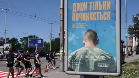 L'Ukraine peine à recruter les hommes dont elle a besoin pour repousser les envahisseurs russes.