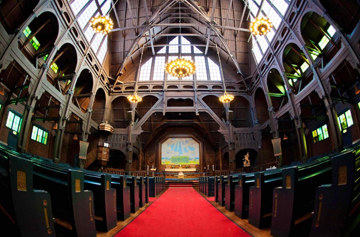 L'intérieur, peu éclairé, intègre des éléments de style romantique national et un retable Art nouveau réalisé par le prince Eugène de Suède (1865-1947). Ce retable montre un paysage aux teintes douces, inspiré par ses voyages en Toscane et dans le sud-ouest de la Suède.