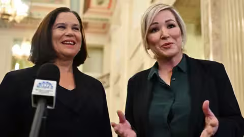 Mary Lou McDonald (à gauche), leader du Sinn Féin, a déjà déclaré qu'elle ne serait pas candidate, mais Michelle O'Neill (à droite) ne s'est pas exclue.