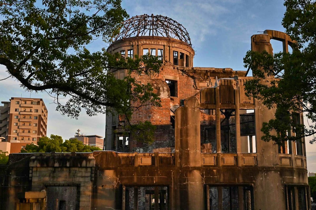 Aujourd'hui, Hiroshima est une grande ville de 1,2 million d'habitants, mais les ruines d'un bâtiment avec une structure métallique en dôme au centre rappellent l'horreur de l'attaque.