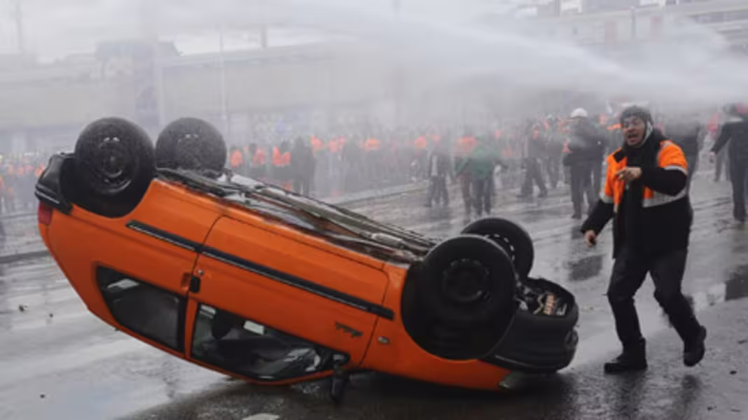 Une manifestation dégénère complètement, scènes de chaos