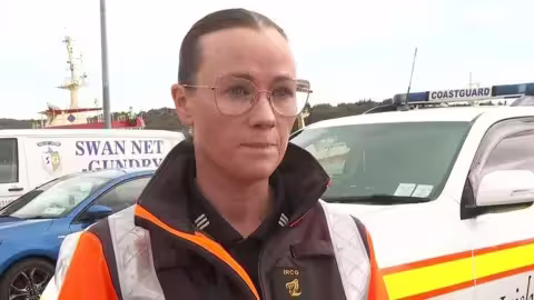 Auparavant, Roisin McBride, de la Garde côtière irlandaise, avait déclaré qu'ils avaient été alertés qu'un navire de pêche "s'était échoué avec son moteur encore en marche"