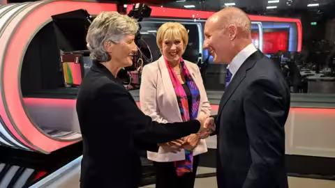 Les candidats se sont salués avant le débat à Dublin.
