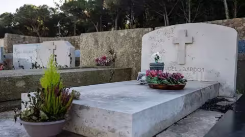 Bardot sera enterrée près des tombes de sa famille dans le cimetière marin de Saint-Tropez.