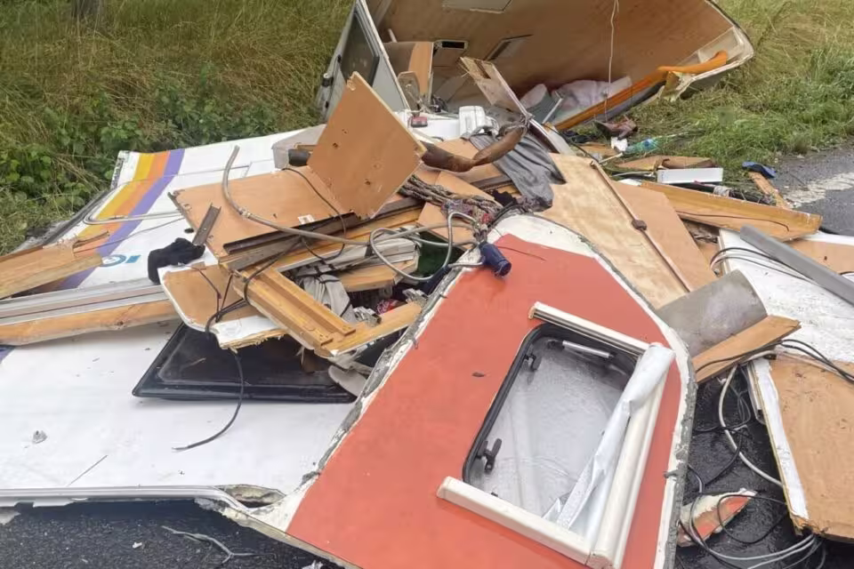 Ouvriers récupèrent 15 000 crabes après crash de camion